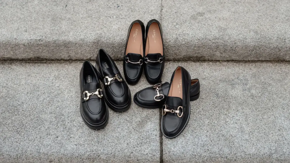 Scarpe nere eleganti con morsetto dorato, perfette come scarpe per vestito corto.