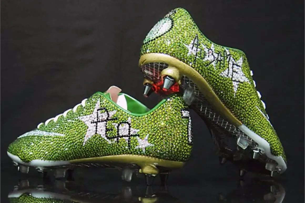 Scarpe da calcio tempestati di cristalli verdi e bianchi, con dettagli dorati. Probabilmente tra le scarpe più costose al mondo, un vero lusso.