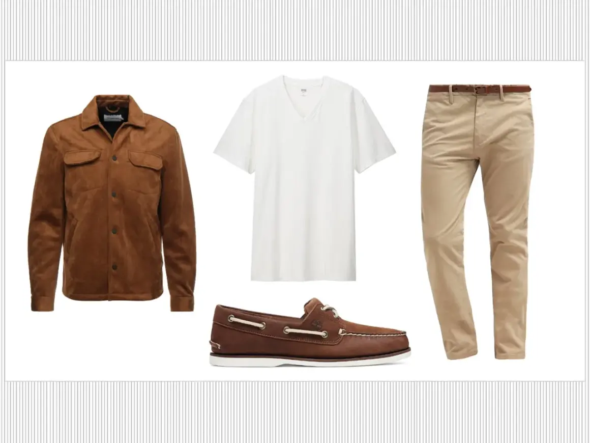 Giacca scamosciata marrone, t-shirt bianca, pantaloni beige e mocassini marroni: un outfit casual chic per sapere come abbinare le Timberland uomo.