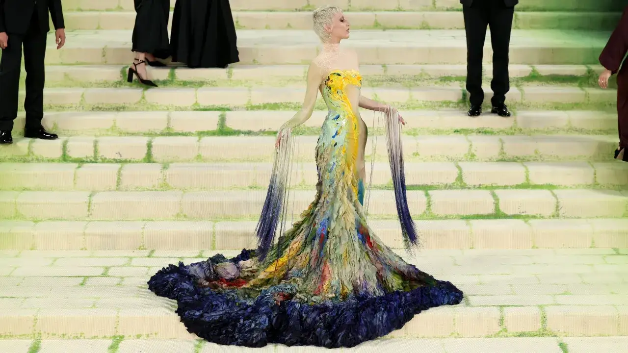 Una donna con un abito colorato e voluminoso, ispirato all'arte, sul red carpet del Met Gala.