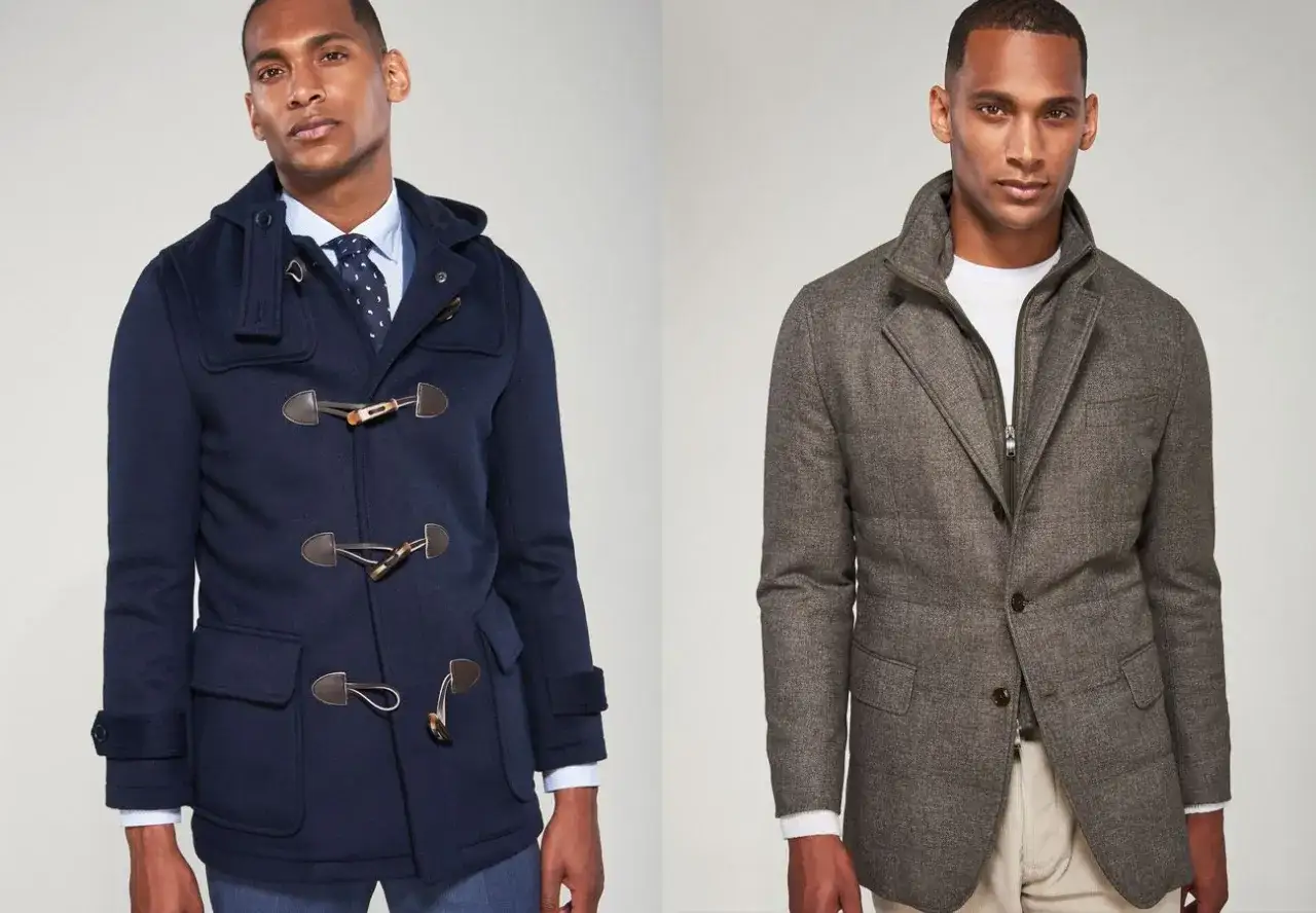 Uomo con giubbotto blu con alamari sopra camicia e cravatta, e uomo con giacca grigia con zip sopra maglione bianco.