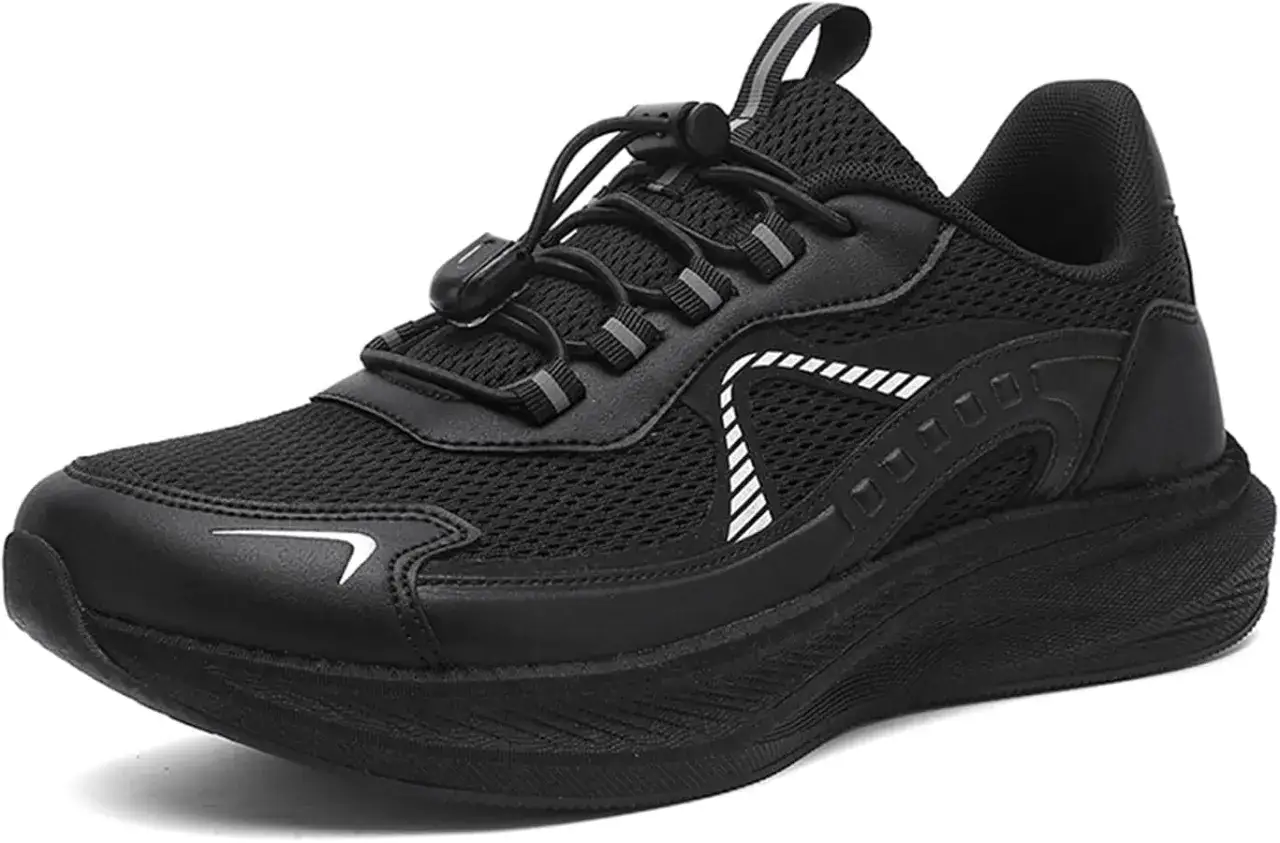 Scarpa nera con lacci elastici e suola spessa. Il suo design è pensato per un wide fit significato, offrendo comfort e spazio.