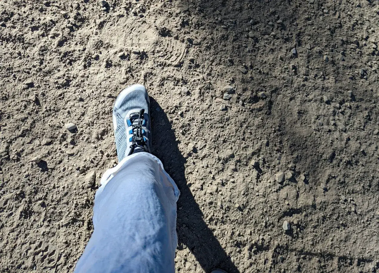 Scarpe con dita a cosa servono? Per camminare in modo naturale, sentendo il terreno sotto i piedi. Ideali per chi ama il barefoot.
