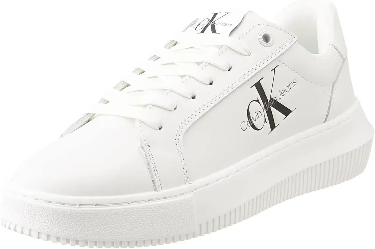 Sneaker bianca Calvin Klein con suola chunky, che aggiunge un tocco moderno e audace.