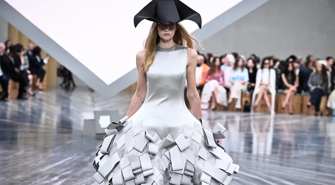 Jonathan Anderson sfilata accessori craft Loewe Dior