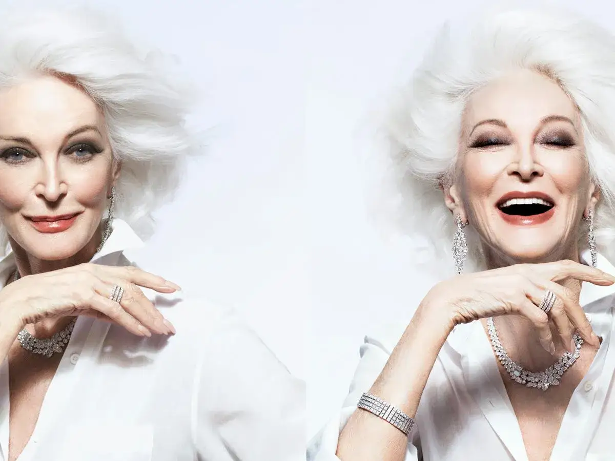 Carmen Dell'Orefice, icona di stile, sfoggia capelli bianchi vaporosi e gioielli scintillanti. Un sorriso radioso illumina il suo volto.