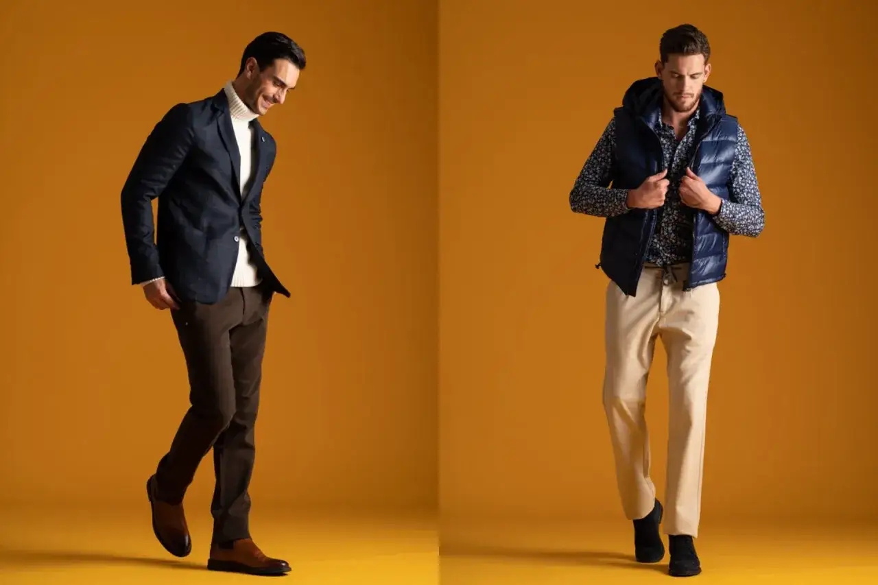 Uomo con giacca e dolcevita indossa pantaloni marroni, un altro con piumino e camicia floreale porta pantaloni beige. Diversi tipi di pantaloni uomo.