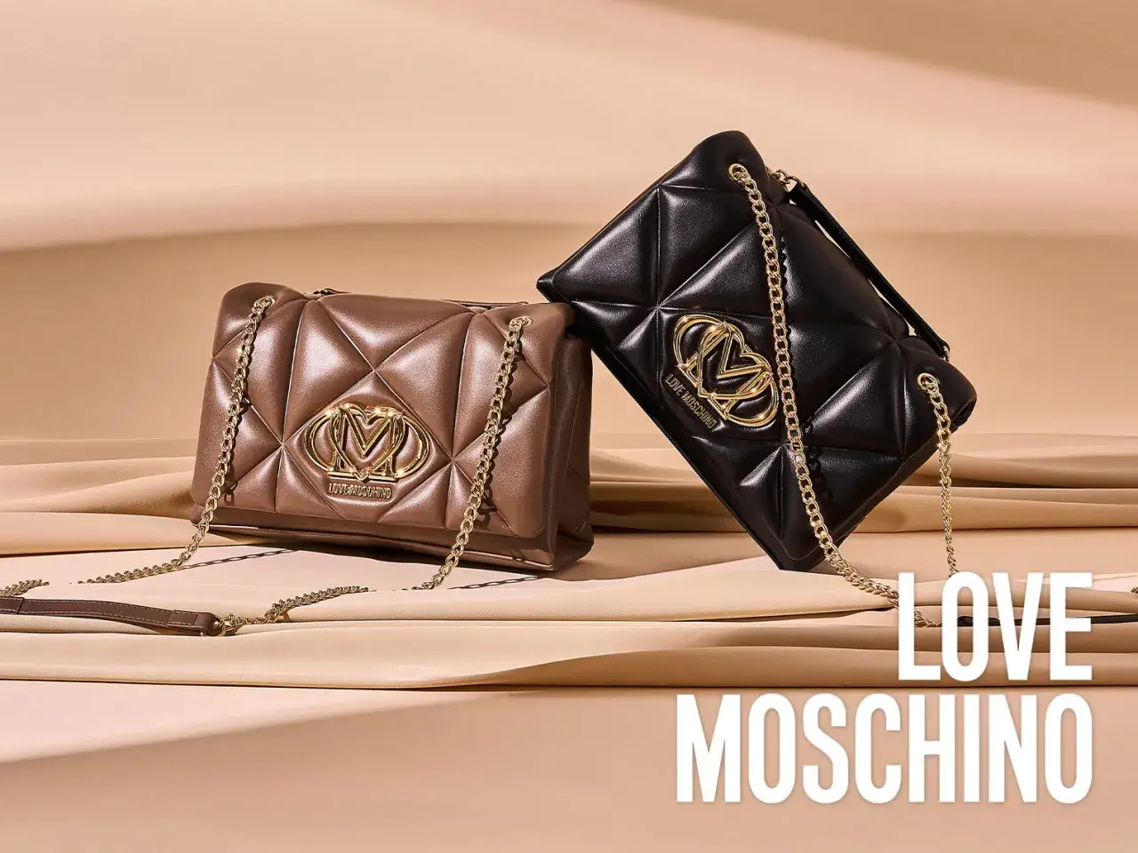 Due borse matelassé, una marrone e una nera, con logo dorato. La differenza tra Moschino e Love Moschino è nel logo.