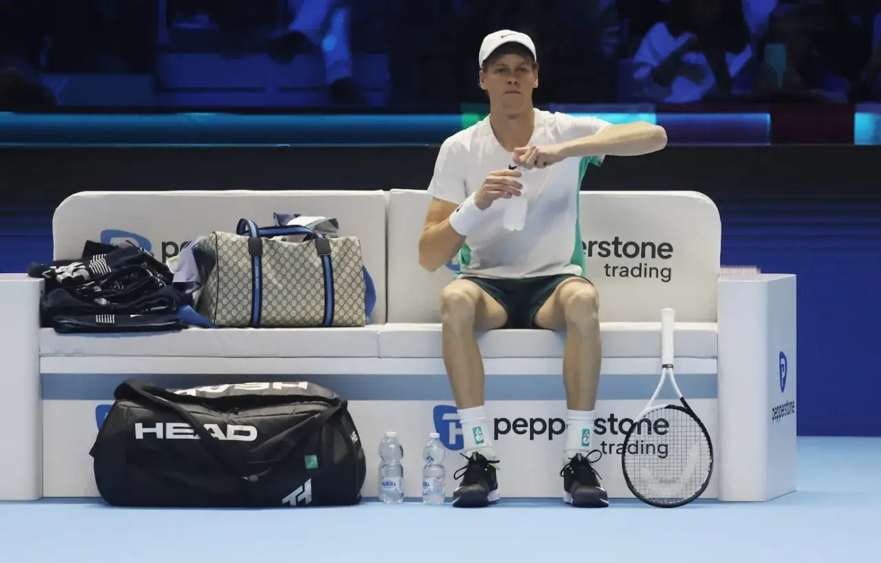 Il tennista Jannik Sinner si riposa con il suo borsone Gucci, pronto per la prossima partita.