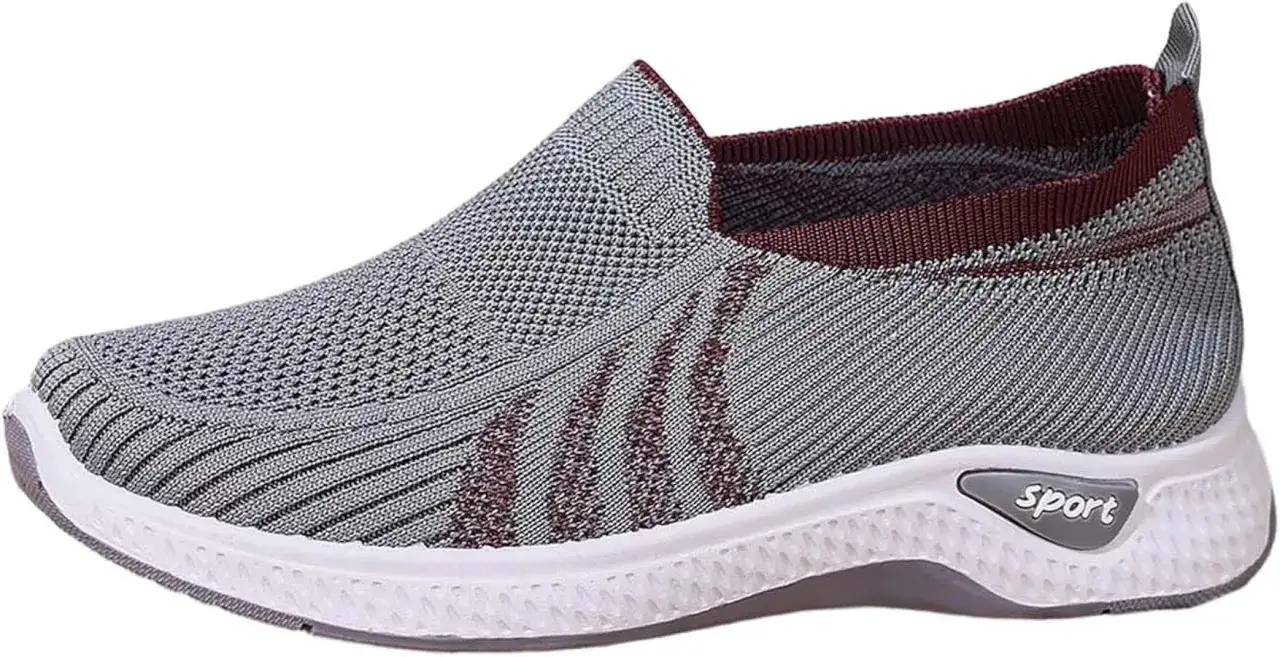 Tomaia scarpe grigia in tessuto traspirante, con inserti bordeaux e suola bianca con scritta 
