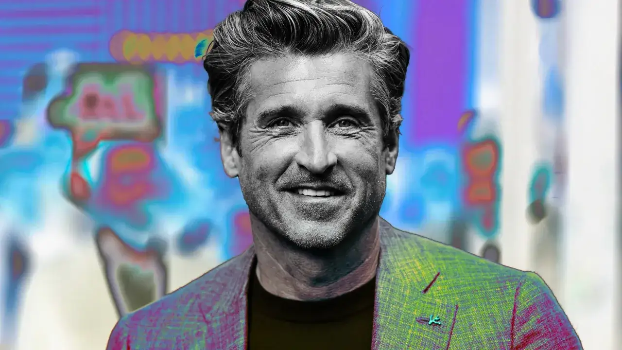 Sorriso di Patrick Dempsey, con le sue rughe fronte che raccontano storie. Sfondo astratto e colorato.