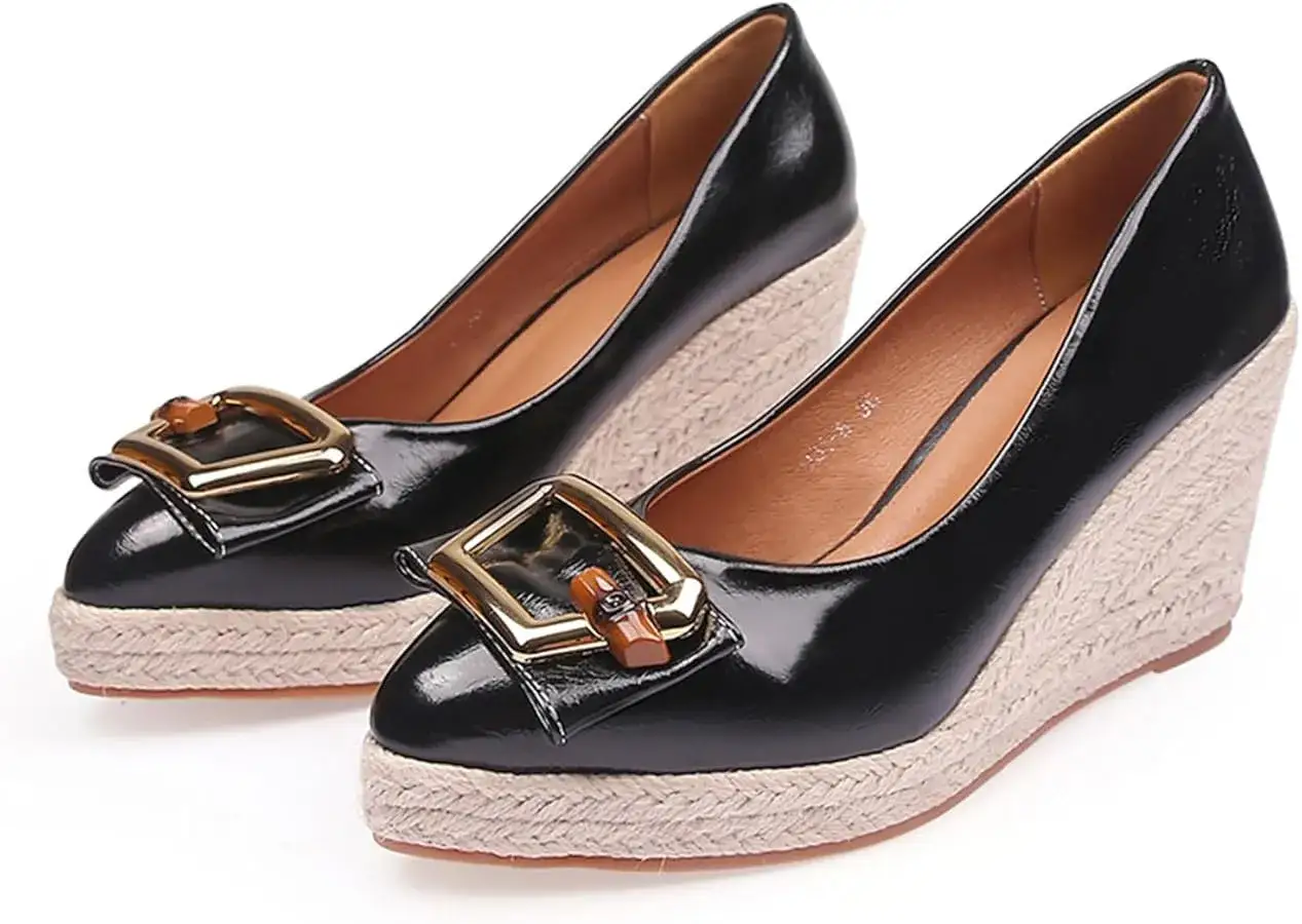 Scarpe con plateau nere lucide, con fibbia dorata e dettaglio in bamb&ugrave;. Il plateau scarpe significato &egrave; comfort ed eleganza.