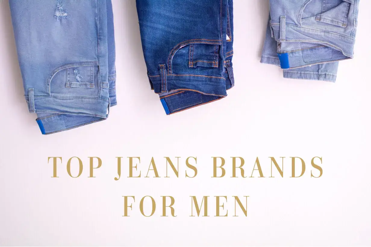 Tre paia di jeans da uomo, di diverse tonalità di blu, appesi su uno sfondo bianco. Testo: 