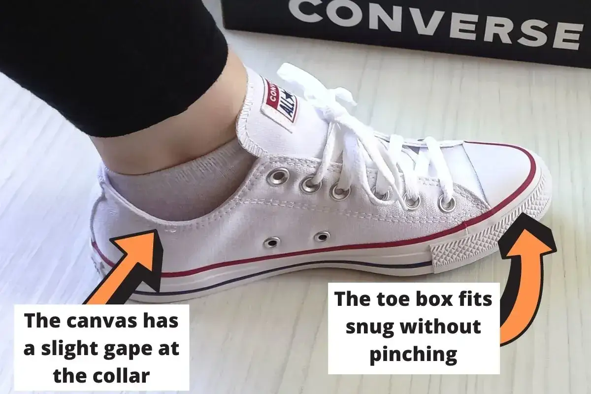 Dettagli sulle taglie Converse: la tomaia ha un leggero spazio sul colletto, ma la punta calza aderente senza stringere.
