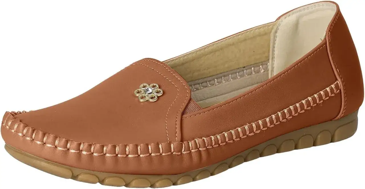 Scarpe guida marroni con decorazione a fiorellino e cuciture a vista. Comode e alla moda per ogni occasione.