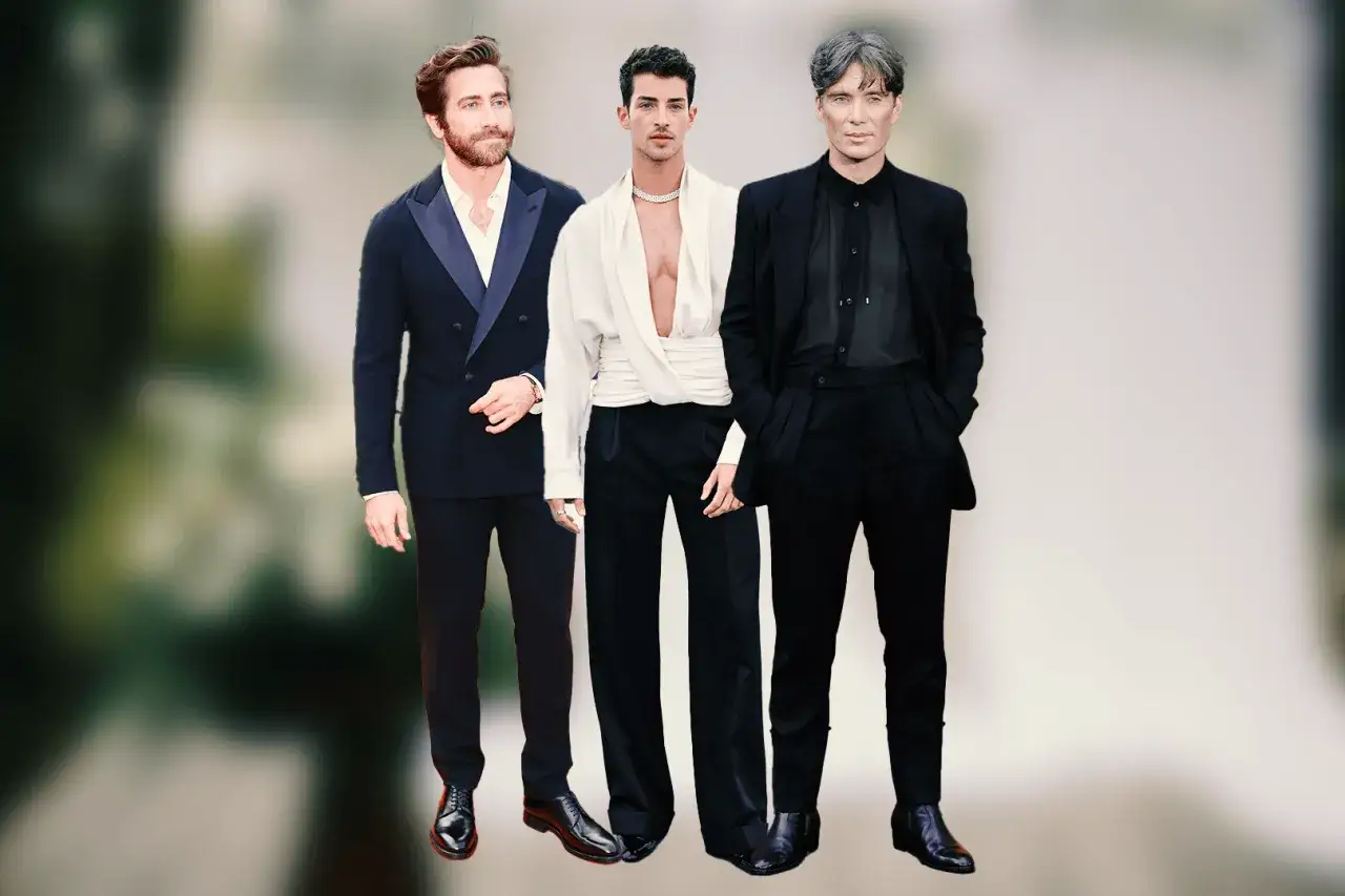 Tre uomini eleganti, un invitato con abito uomo cerimonia estivo blu, uno con camicia bianca e pantaloni neri, e uno in completo nero.