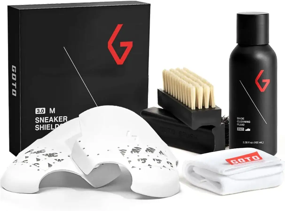 Kit per scarpe pulite: protezioni, spazzola, detergente e panno GOTO.