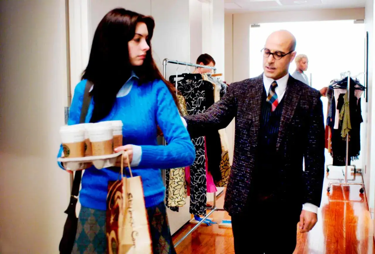 Anne Hathaway e Stanley Tucci sul set de 