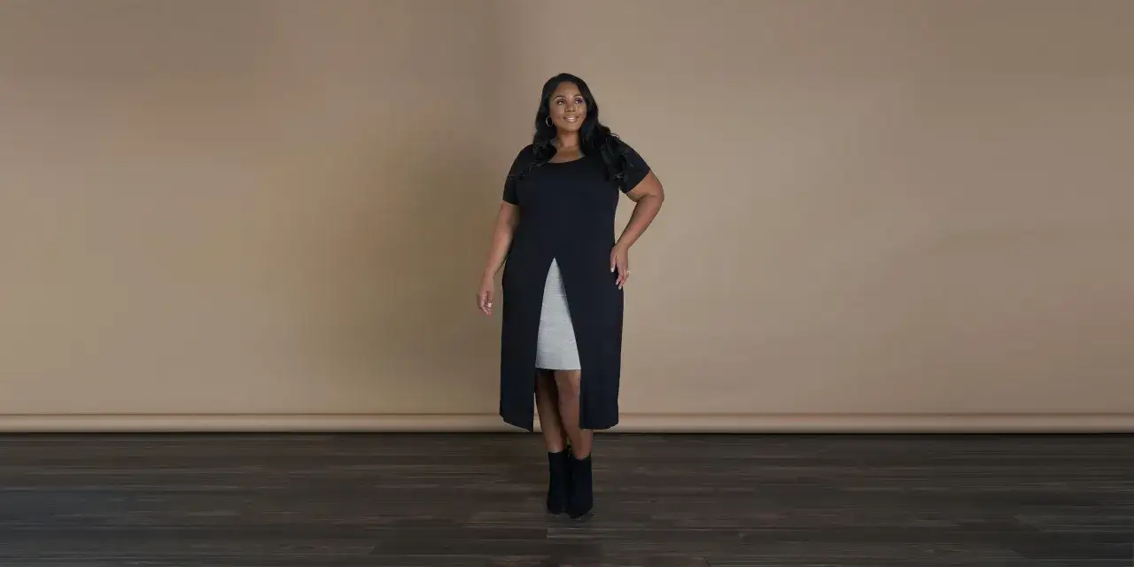 Donna con abito nero e grigio, un look che aiuta a sembrare più alti.