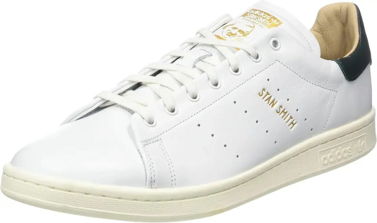 Scarpa bianca Adidas Stan Smith, icona di stile. Chi era Stan Smith? Un tennista leggendario che ha dato il nome a questa intramontabile sneaker.