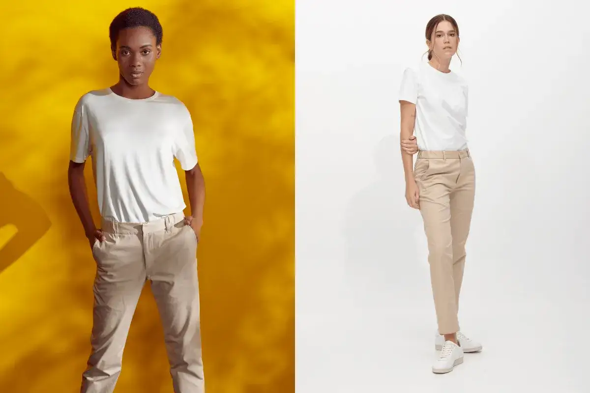 Due modelli indossano pantaloni chino beige, un capo versatile che definisce uno stile casual-chic.