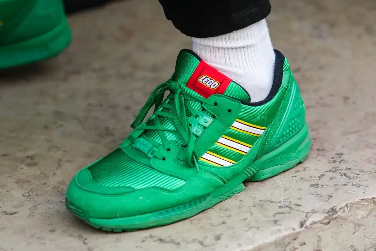 Scarpe verdi uomo LEGO: un look audace per chi ama distinguersi. Perfette con jeans o pantaloni cargo.