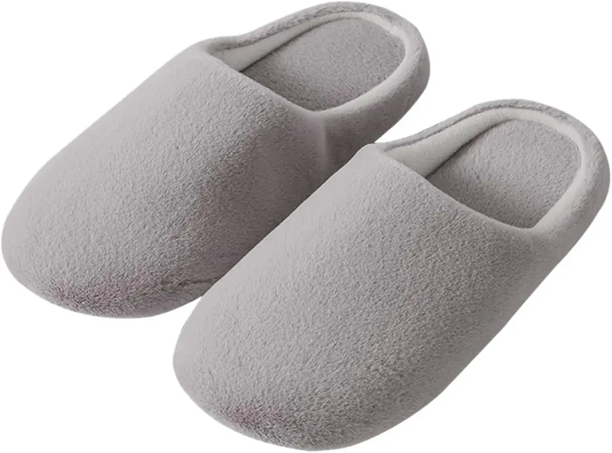 Un paio di morbide ciabatte grigie, perfette per camminare in casa senza fare rumore.
