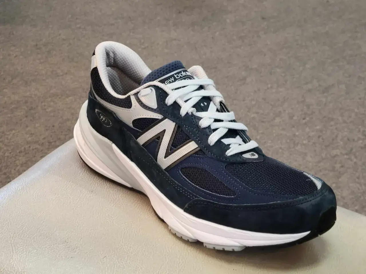 Scarpa da ginnastica blu scuro con accenti grigi e bianchi, modello New Balance 990.