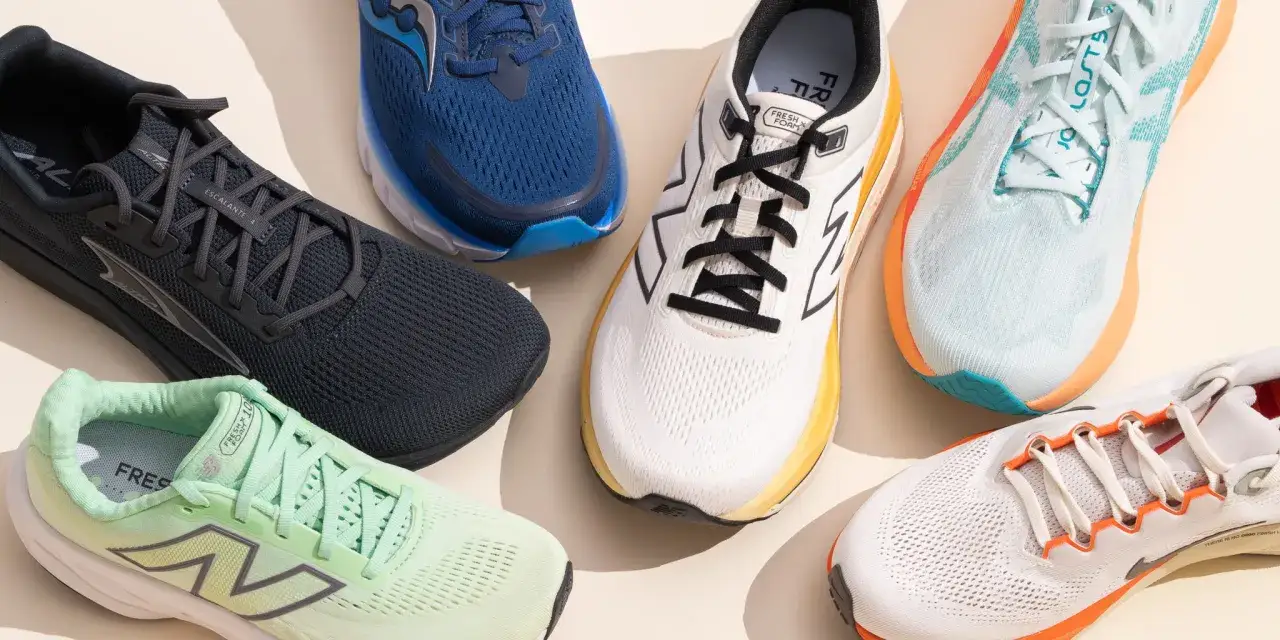 Vari tipi di scarpe da ginnastica da corsa, in diverse colorazioni e modelli, pronte per ogni avventura.
