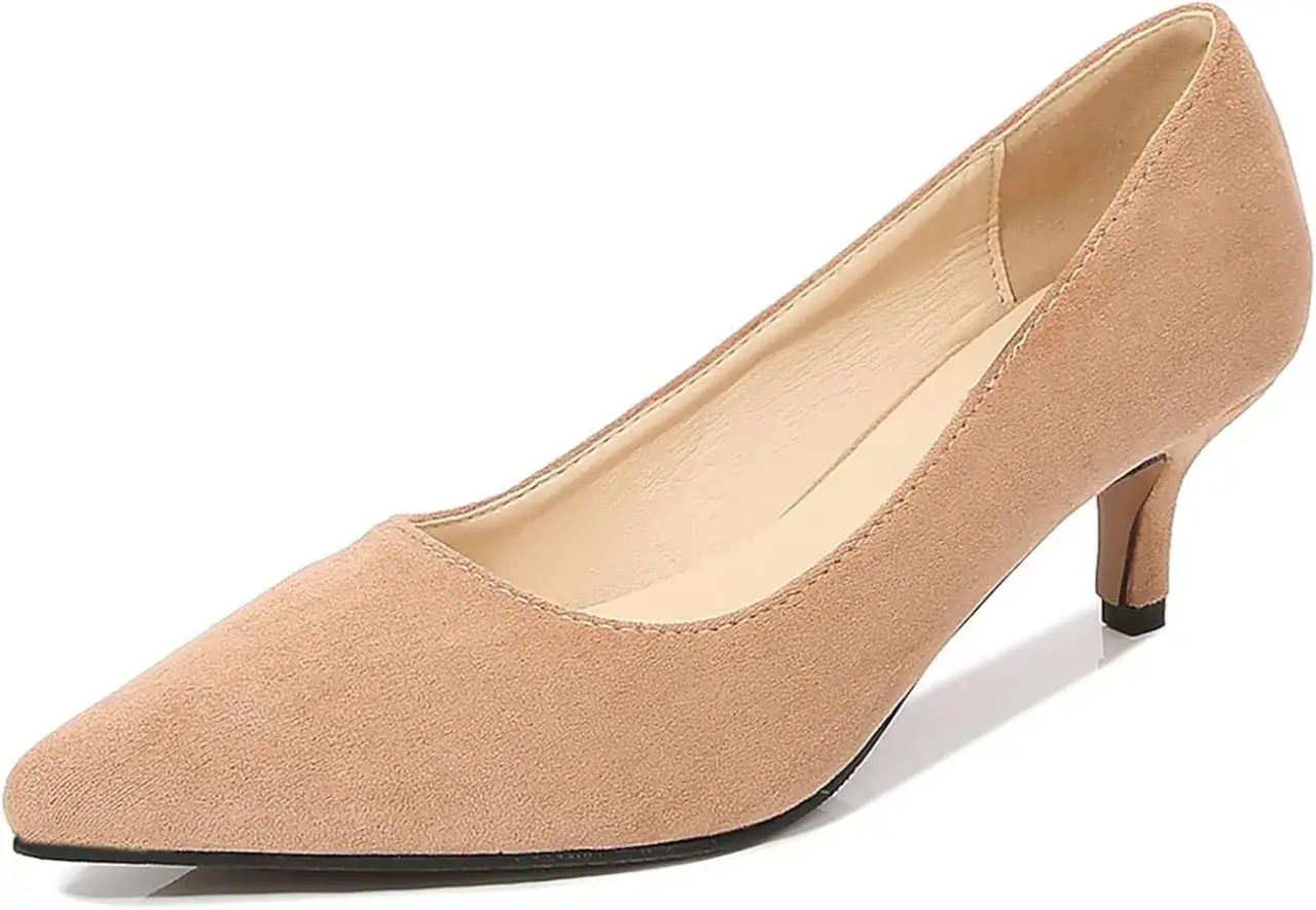 Scarpe pumps beige in camoscio, eleganti e versatili. Il loro significato è eleganza discreta e femminilità.