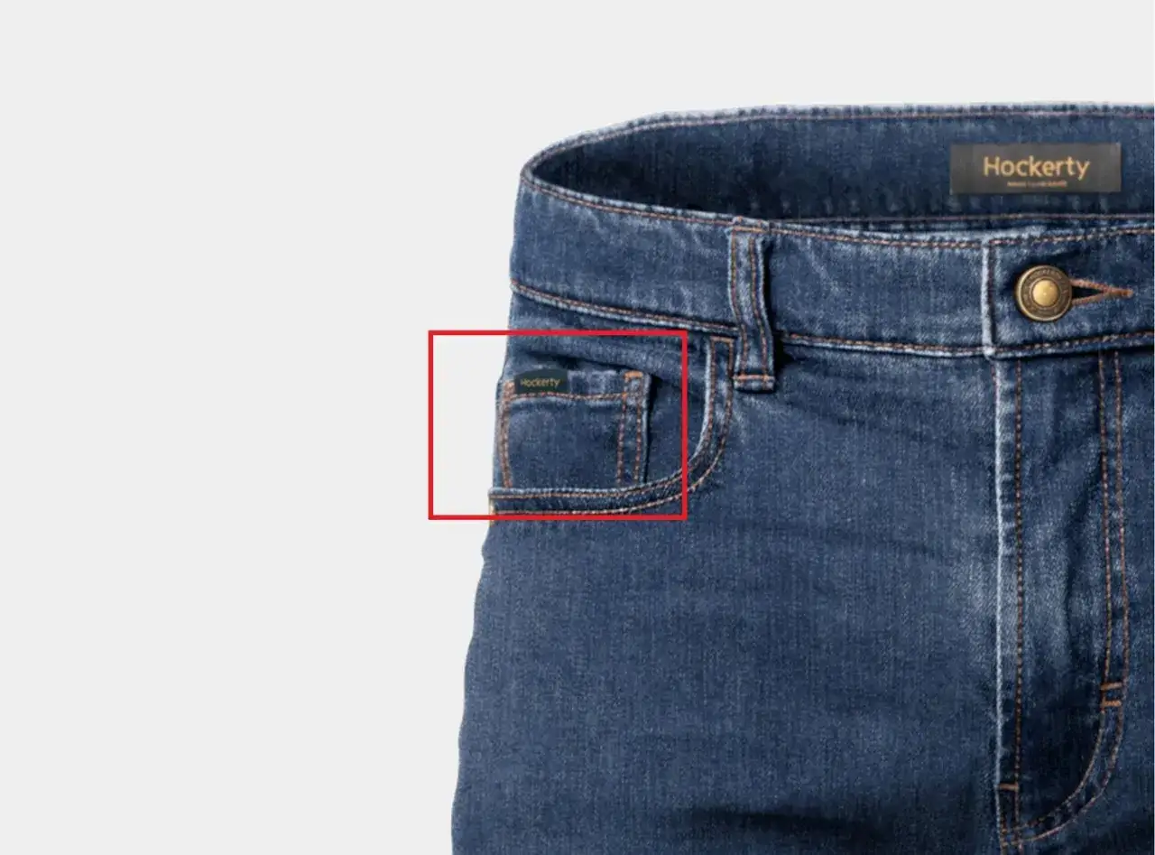 Il taschino piccolo dei jeans, un tempo per l'orologio da tasca, oggi è perfetto per un piccolo oggetto prezioso.