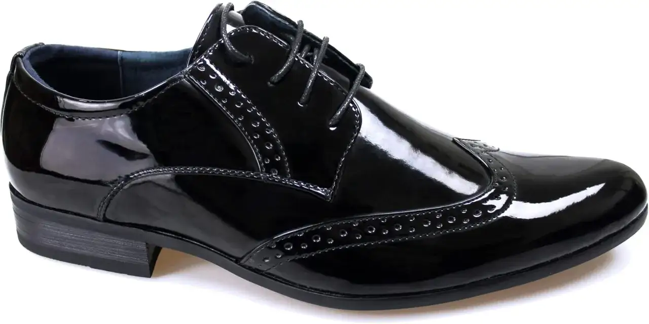 Scarpe smoking lucide nere, con dettagli traforati e lacci. Perfette per un'occasione elegante.