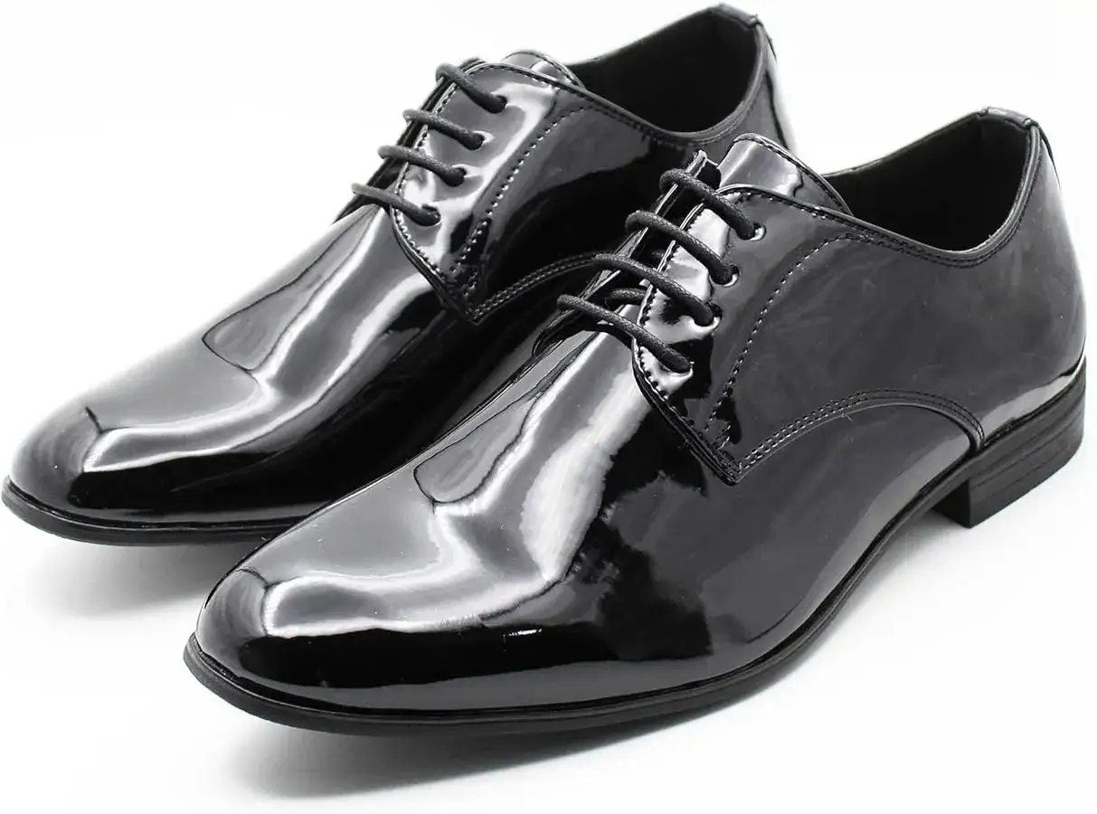 Scarpe smoking lucide nere, perfette per un'occasione speciale.