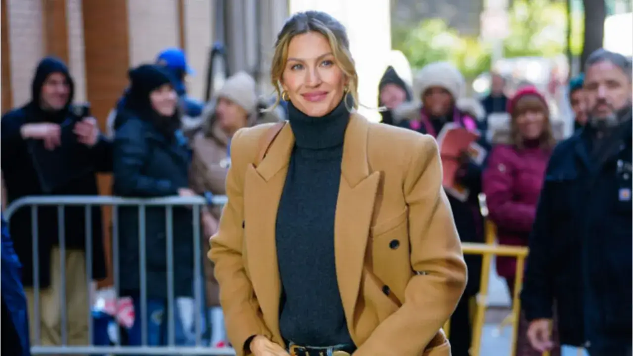 Modello con cappotto cammello e dolcevita scuro, un esempio di come abbinare il color cammello con eleganza.