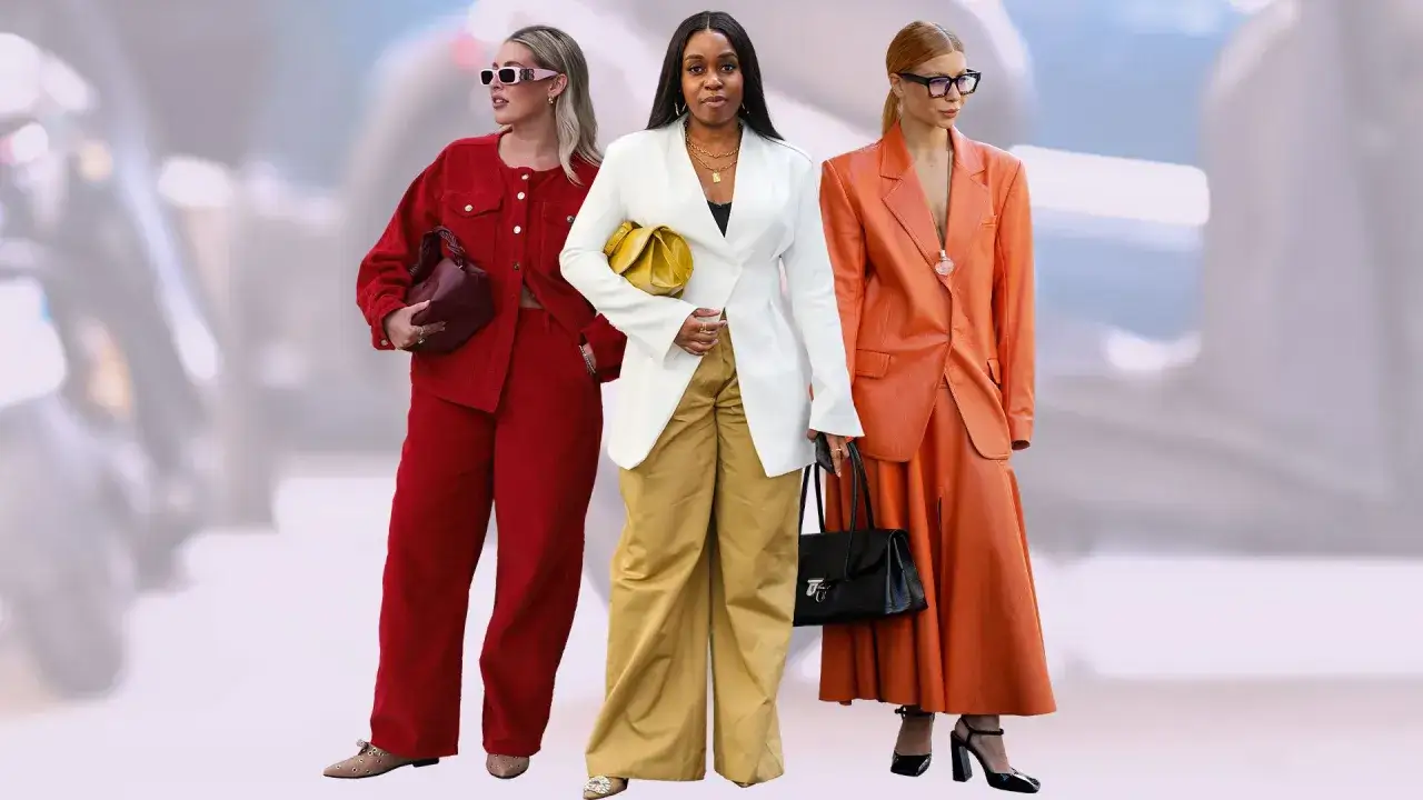 Tre donne sfoggiano look smart casual: completo rosso, tailleur bianco e pantaloni ocra, completo arancione con gonna lunga.