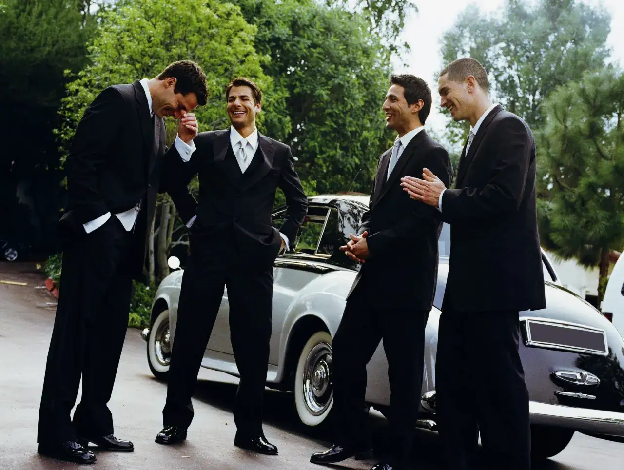 Uomini in abito scuro, perfetti per un matrimonio di sera. Un'idea su come vestirsi uomo per un'occasione elegante.