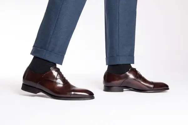 Scarpe stringate marroni lucide, perfette scarpe da mettere con i jeans uomo per un look casual-chic.