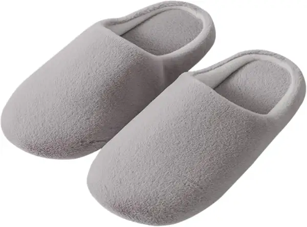 Coppia di morbide ciabatte grigie, perfette per camminare in casa senza fare rumore.