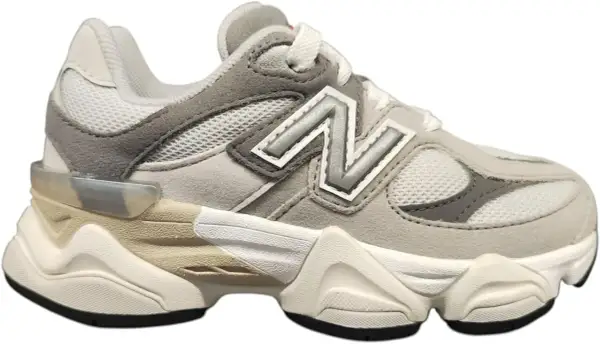Sneaker New Balance 9060 grigio e beige, con logo "N" argentato.