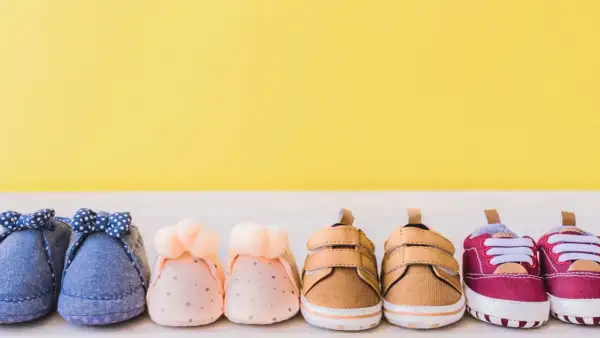 Sei paia di scarpine per neonati, pronte per le prime passeggiate. Diverse fantasie e colori, dal denim alle tonalità pastello.