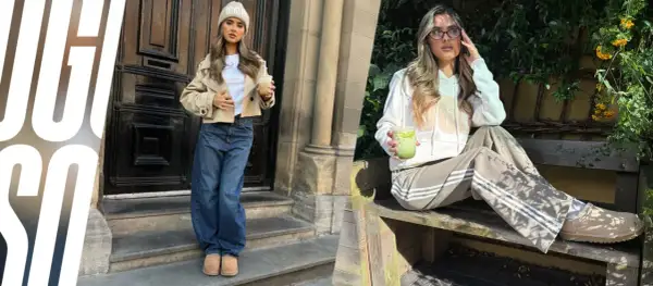 Due donne mostrano come vestono gli UGG: una con jeans larghi e giacca corta, l'altra con felpa e pantaloni sportivi.