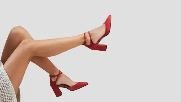 Scarpe rosse con tacco quadrato e cinturino alla caviglia. Il plateau scarpe significato è eleganza e comfort per ogni passo.