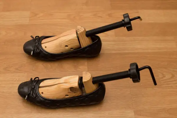 Due scarpe nere con tendiscarpe in legno per allargare scarpe. Utile per ogni calzolaio.