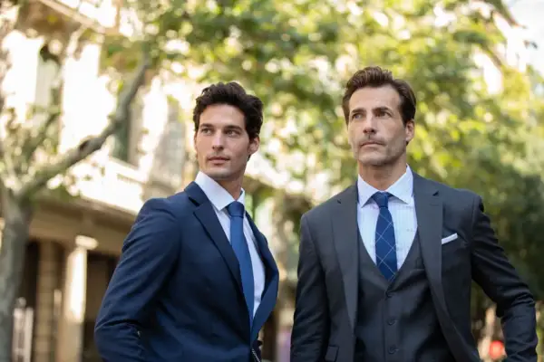Due uomini eleganti in abiti sartoriali, un esempio di stile per le marche abbigliamento uomo famose.