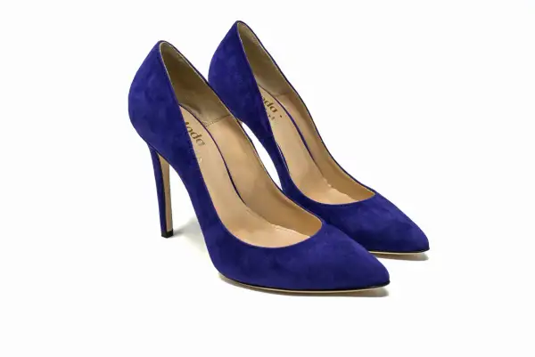 Scarpe con tacco alto viola in camoscio, perfette da abbinare a un vestito viola per un look elegante.