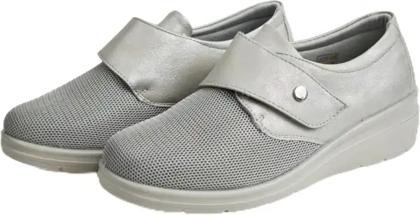 Scarpe grigie donna con velcro e inserti in mesh. Perfette per creare look casual e comodi, scopri come abbinare scarpe grigie donna con stile.