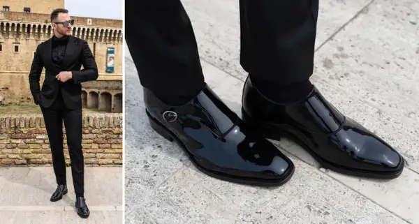 Uomo elegante in abito nero con camicia e papillon, indossa lucidi mocassini con fibbia.