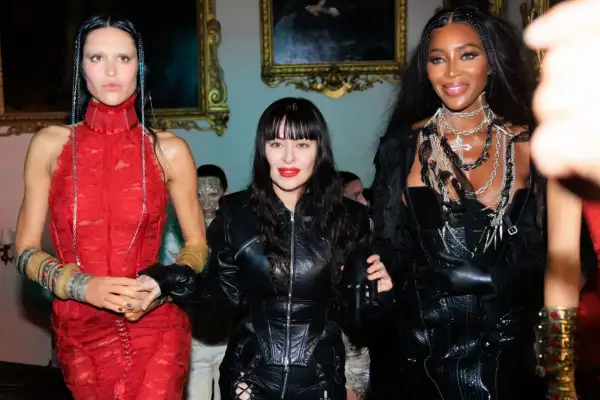 Dilara Findikoglu, Naomi Campbell e una modella in abito rosso, con gioielli audaci e un look audace.