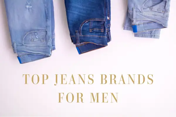 Tre paia di jeans da uomo, di diverse tonalità, appesi su uno sfondo bianco. Testo: "TOP JEANS BRANDS FOR MEN".