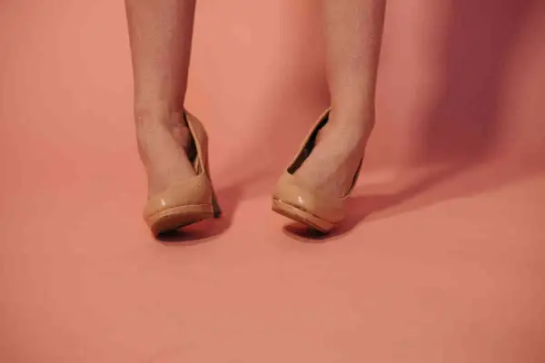 Scarpe eleganti color carne che slanciano la figura, perfette anche per chi ha caviglie grosse.